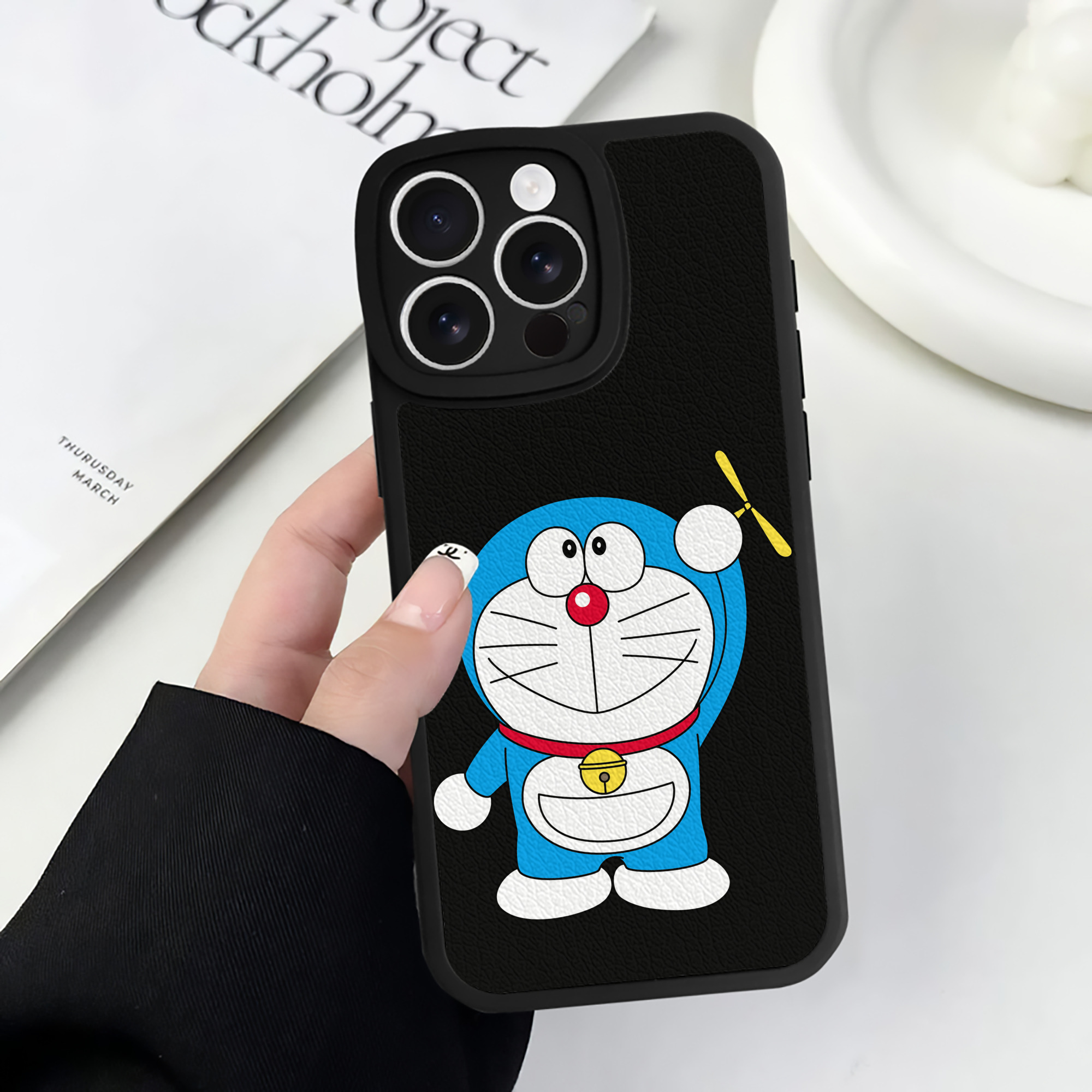 （画像用） ドラえもん Doraemon 【iPhone 16シリーズ対応】シリコンスマホケース（レザー調） 材質：シリコン